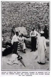 Warten auf den Eintritt in die neu entdeckte Wunderkammer (v.l.n.r.) Howard Carter (1874-1939), Mrs. Arthur Merton, Lady Allenby (sitzend) und Lord Carnarvon (1866-1923), aus The Illustrated London News, 16